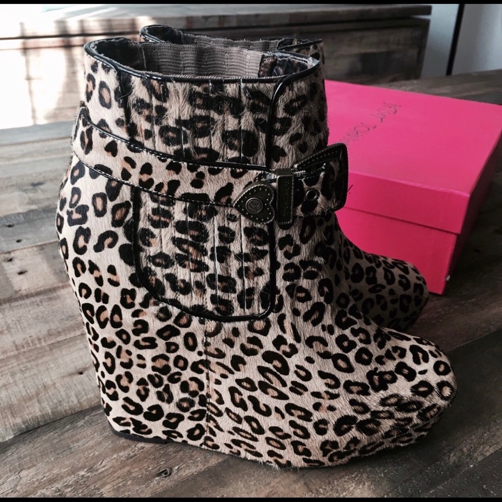 Betsey Johnson Carrin leopard print wedge booties NEW Sz 10